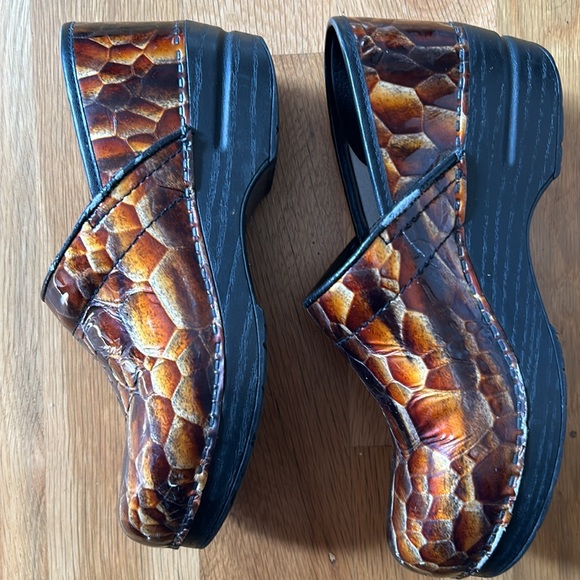 Tiger eye Dansko clogs in brown and gold. Size 38 - Picture 2 of 5